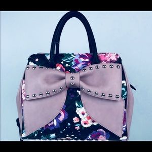 Am looking for this handbag by betsey Johnson